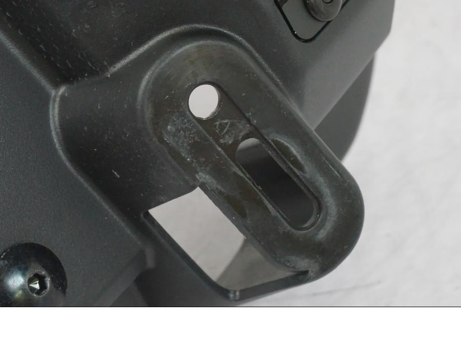 Vänster sida på Skylthållare från en Yamaha MT-09 -2019 motorcykel.