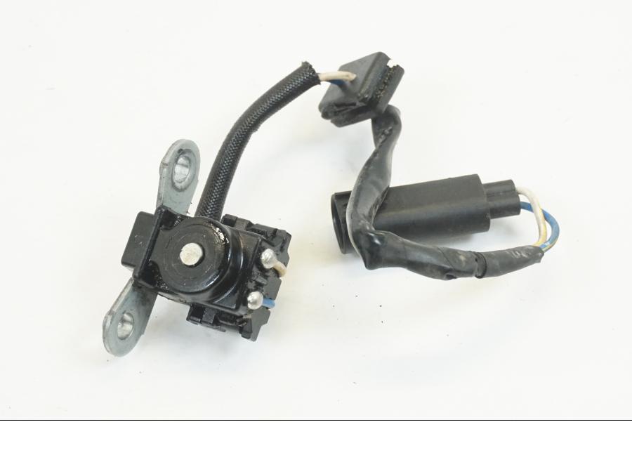 Baksidan på Tändpickup från en Husqvarna TR 650 Strada -2012 motorcykel.