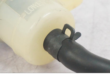 Höger sida på Bromsvätskebehållare från en Triumph Tiger -2009 motorcykel.