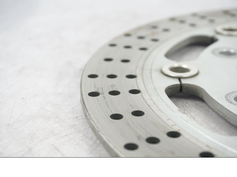 Snett uppifrån på Bromsskiva från en Kawasaki VN 1500 -1999 motorcykel.