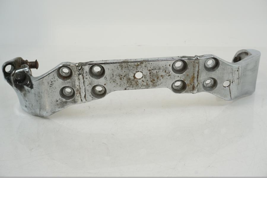 Framsidan på Fotpinnefäste från en Suzuki VS 1400 -1999 motorcykel.