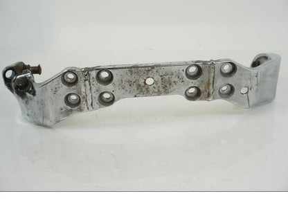 Framsidan på Fotpinnefäste från en Suzuki VS 1400 -1999 motorcykel.