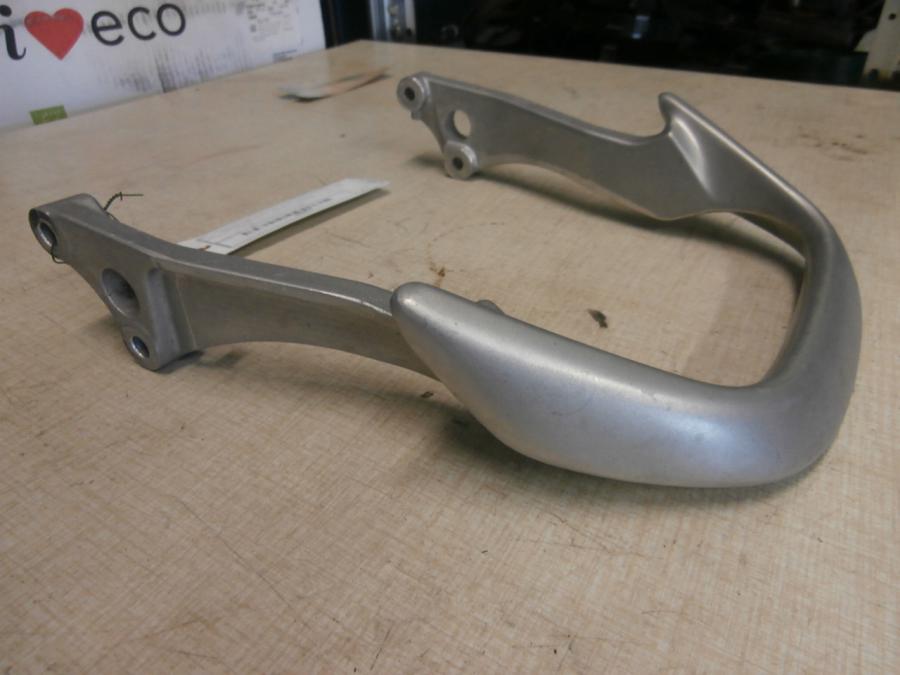 Baksidan på Passagerarhandtag från en Honda CBR 600 -1997 motorcykel.