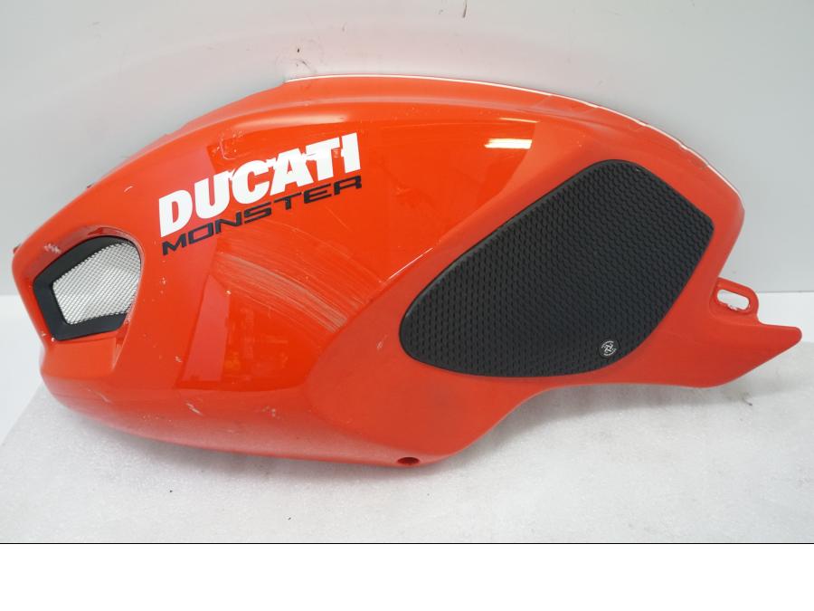 Framsidan på Bensintankskåpa från en Ducati Monster 796 -2013 motorcykel.