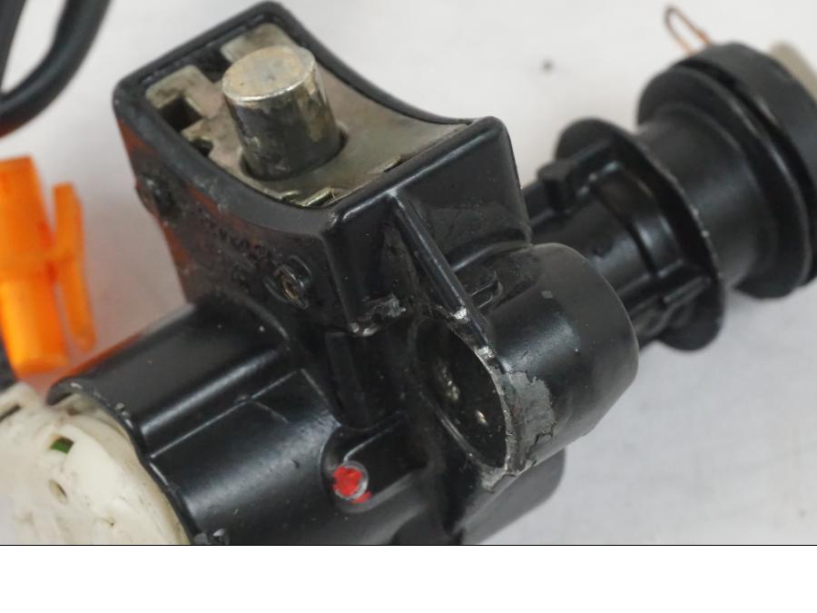 Extrabild6 på <p>Låssats från BMW R 1200 C 2002.</p>

<p>Tändningslås, tanklock, ett väsklås, skador finns och 2st nycklar. Lacksläpp på tändningslåset se bild.</p> motorcykel.