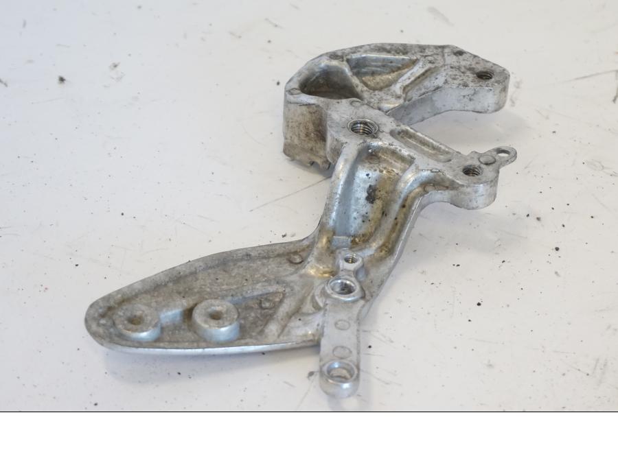 Extrabild1 på Fotpinnefäste från en Yamaha YZF 1000 R -1997 motorcykel.