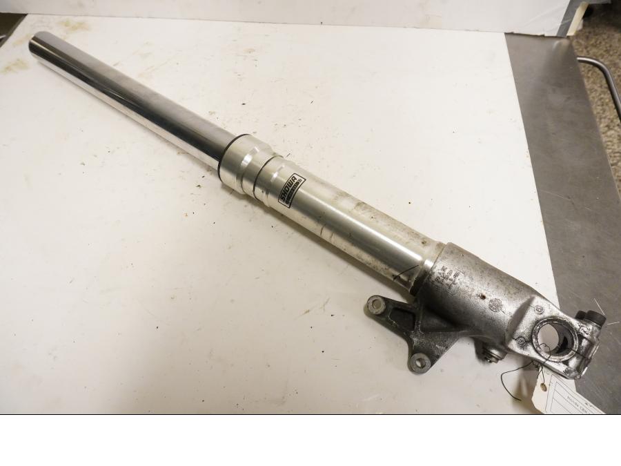 Framsidan på Gaffelben från en Honda CBR 900 RR -1999 motorcykel.