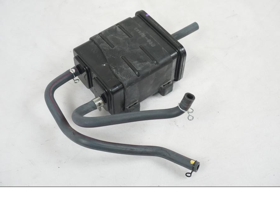 Vänster sida på Fuel Evap System från en Yamaha MT-09 -2019 motorcykel.