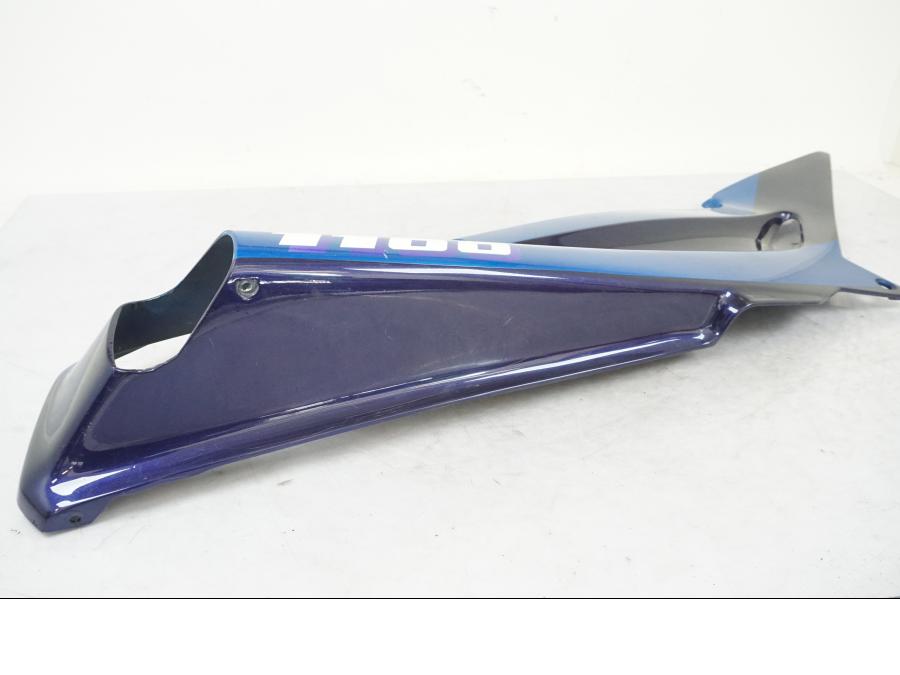 Baksidan på <p>Bakvinge höger från Kawasaki ZZR 1100 1991.</p>

<p>Lagad och omlackad i original kulör.</p>

<p>Sprickor, slitage av lack samt ytliga repor se bilder.</p> motorcykel.