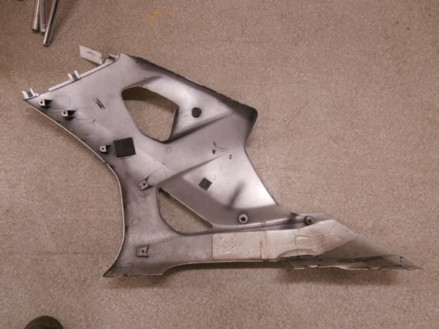 Vänster sida på Sidkåpa från en Suzuki GSX-R 1000 -2003 motorcykel.