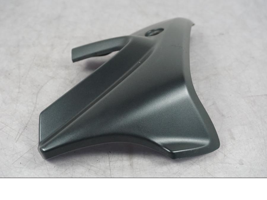 Snett nerifrån på Strålkastarkåpa från en Suzuki GSF 1250 -2010 motorcykel.