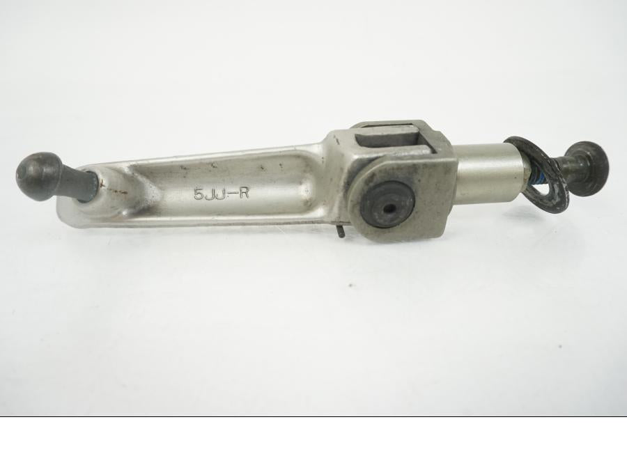 Baksidan på Fotpinne från en Yamaha YZF 1000 R1 -2002 motorcykel.