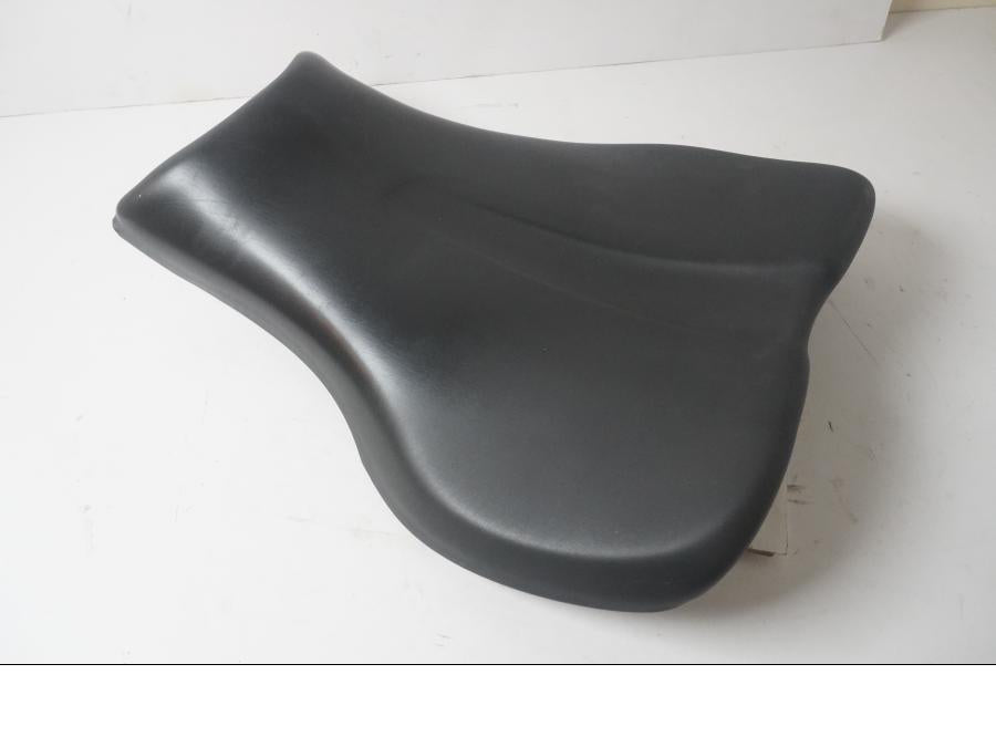 Baksidan på Sadel från en Triumph Daytona 675 -2011 motorcykel.