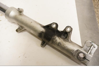 Vänster sida på Gaffelben från en BMW F 650 CS -2002 motorcykel.