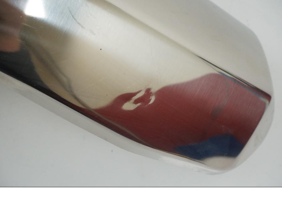 Snett nerifrån på Ljuddämpardekor från en Honda CRF 1000 Africa Twin -2016 motorcykel.