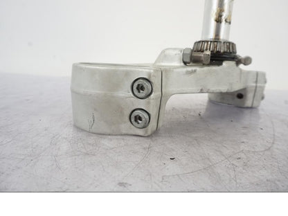 Snett nerifrån på Gaffelkrona från en KTM 990 Super Duke -2006 motorcykel.