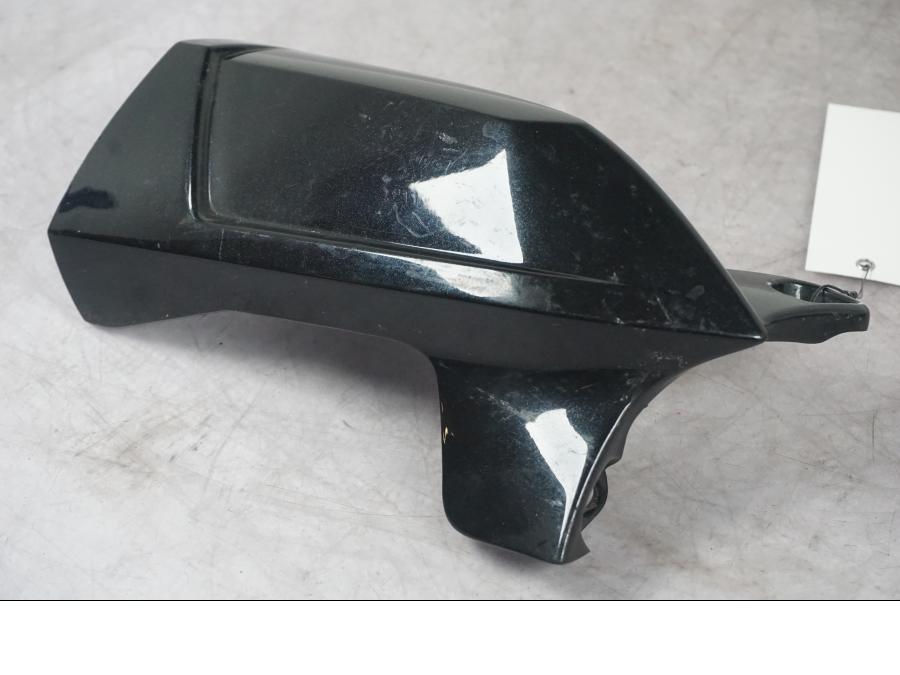 Baksidan på Plast från en Triumph Tiger Explorer -2012 motorcykel.