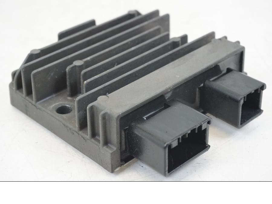 Baksidan på Likriktare från en Honda CB 600 F -2008 motorcykel.