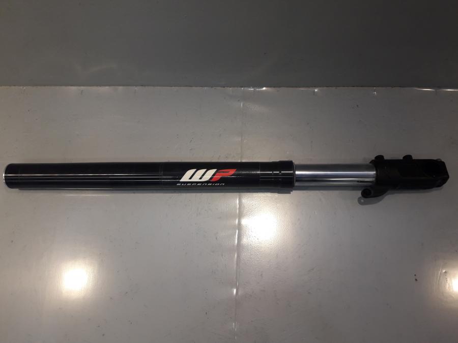 Framsidan på Gaffelben från en KTM 690 Duke -2015 motorcykel.