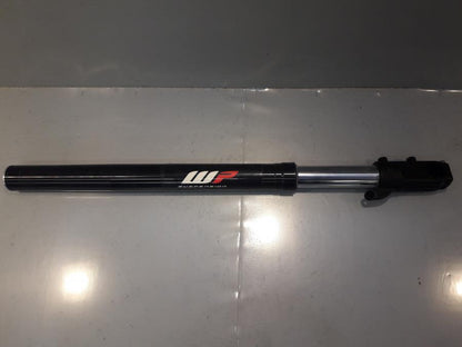 Framsidan på Gaffelben från en KTM 690 Duke -2015 motorcykel.