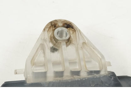 Snett nerifrån på Vindrutefäste från en BMW F 650 CS -2002 motorcykel.