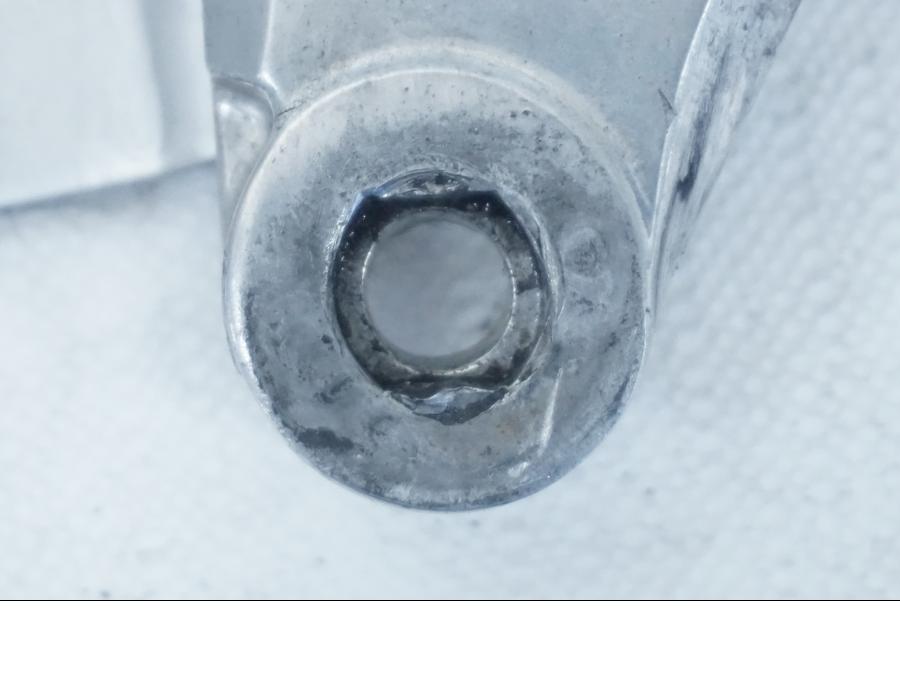 Höger sida på Fotpinnefäste från en Yamaha YZF 1000 R1 -2002 motorcykel.