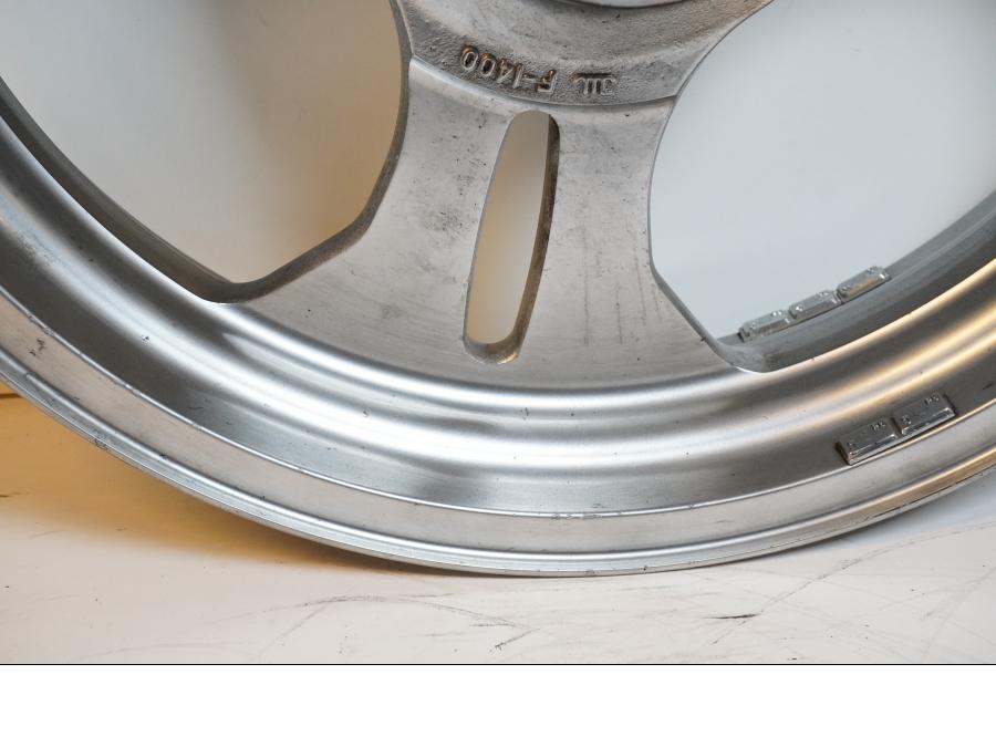 Höger sida på Fälg från en Kawasaki VN 1600 Mean Streak -2004 motorcykel.