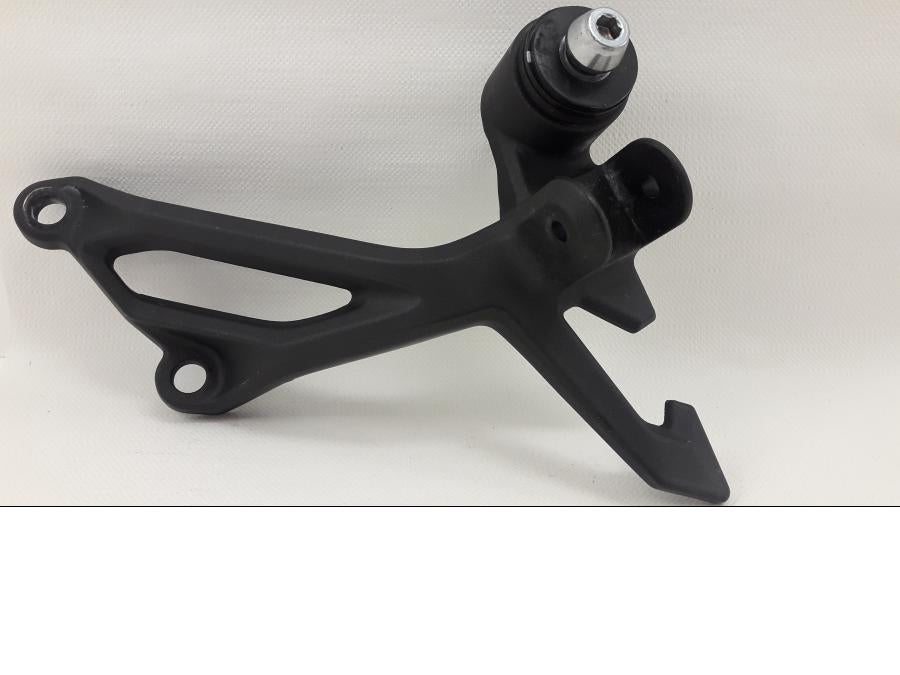 Baksidan på Fotpinnefäste från en Kawasaki Z 900 -2020 motorcykel.