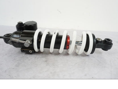 Vänster sida på Stötdämpare från en KTM 1290 Super Duke R -2021 motorcykel.