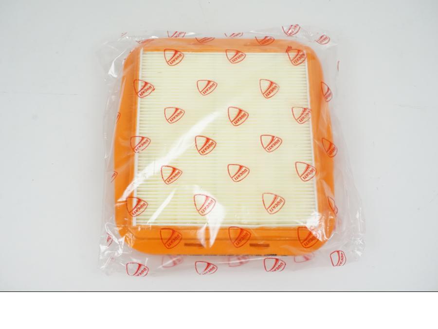 Baksidan på Luftfilter från en Ducati Multistrada 1260 s -2017 motorcykel.