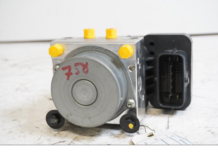 Framsidan på ABS Modulator från en Yamaha X-Max 250 -2012 scooter.