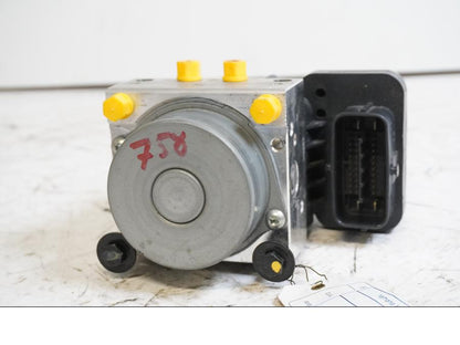 Framsidan på ABS Modulator från en Yamaha X-Max 250 -2012 scooter.