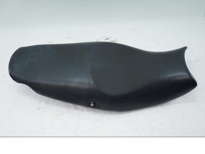 Baksidan på Sadel från en Triumph Sprint ST -2007 motorcykel.