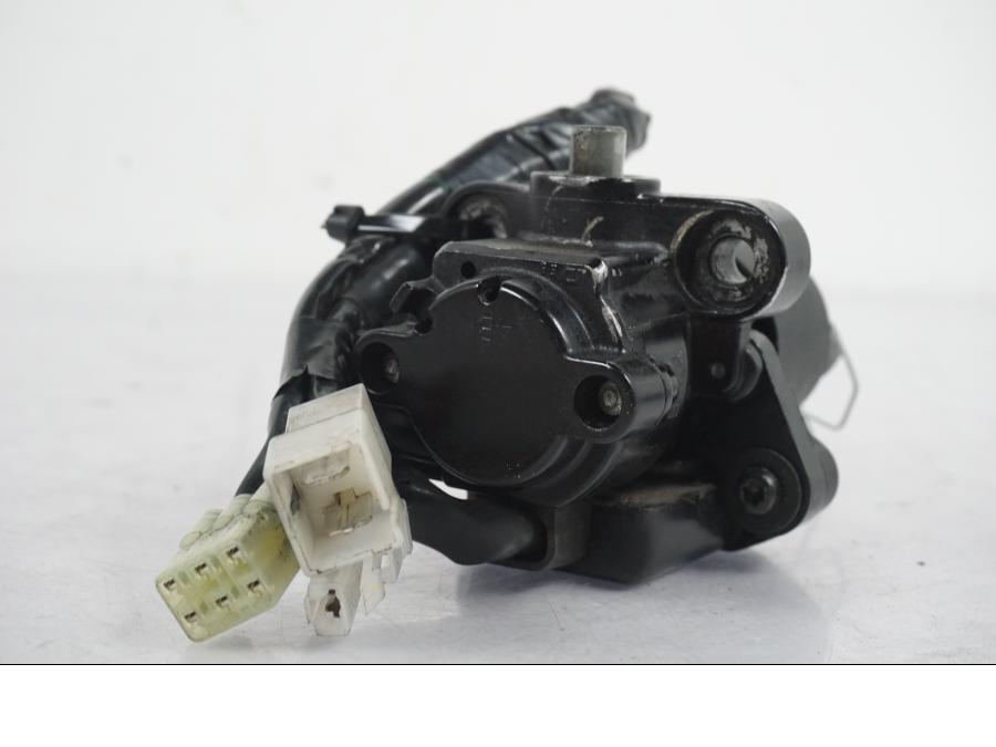 Extrabild4 på <p>Låssats från Yamaha MT-07 2014.</p>

<p>1st nyckel (svart), tändningslås, antenn, sadellås, CDI och tanklock.</p> motorcykel.