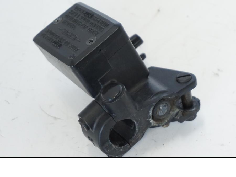 Vänster sida på Bromshuvudcylinder från en Kawasaki ZR-7 -2001 motorcykel.