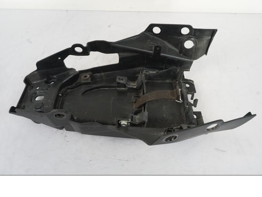 Snett uppifrån på Undertail från en KTM 125 Duke -2017 motorcykel.