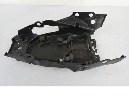 Snett uppifrån på Undertail från en KTM 125 Duke -2017 motorcykel.