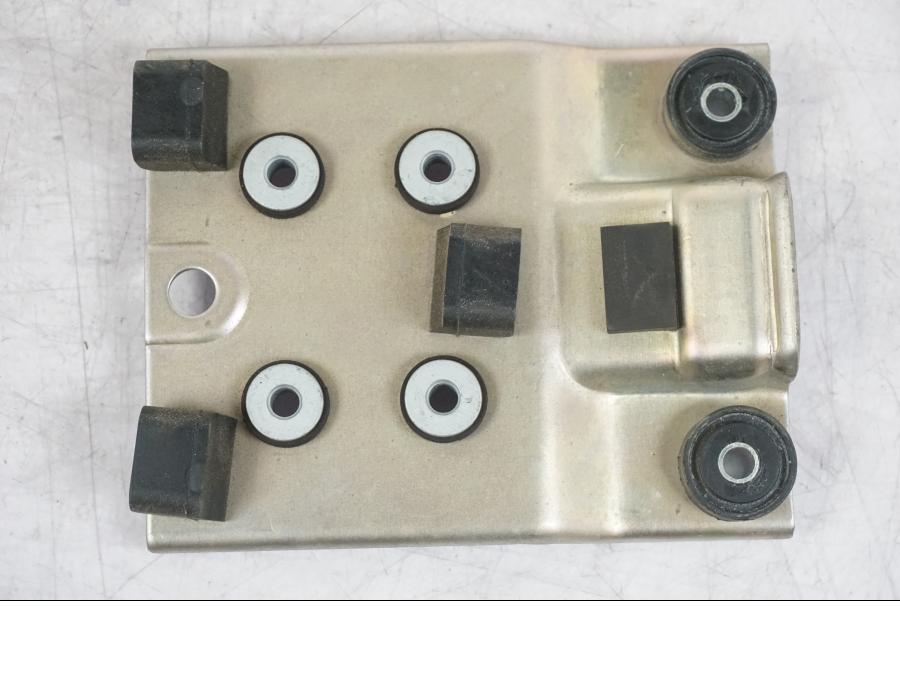 Baksidan på Bensintankfäste från en Suzuki GSF 1250 -2010 motorcykel.