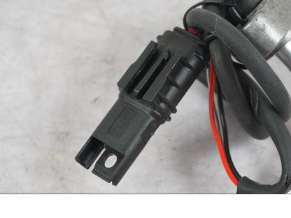 Snett uppifrån på Oljenivågivare från en BMW K 1600 GTL -2015 motorcykel.