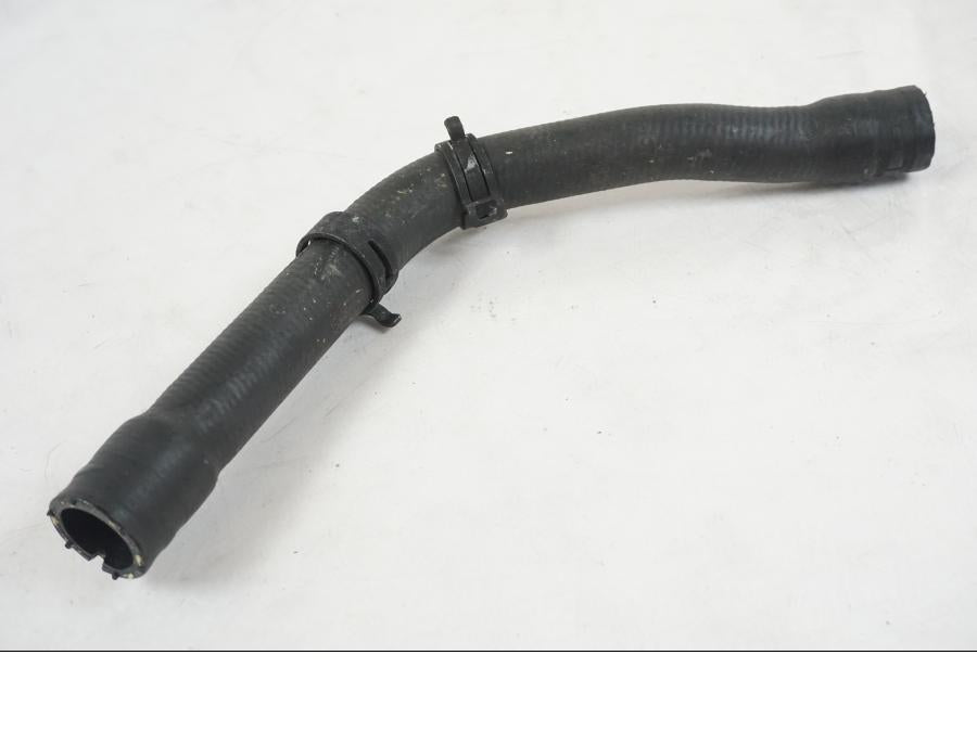 Snett nerifrån på Vattenkyl Slang Set från en BMW R 1250 GS -2021 motorcykel.