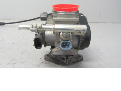 Höger sida på Spjällhus från en Suzuki LTA 750 XP E -2009 motorcykel.