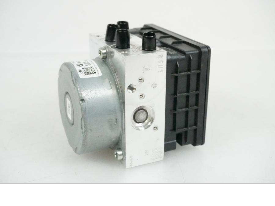 Höger sida på ABS Modulator från en BMW R 1250 GSA -2021 motorcykel.