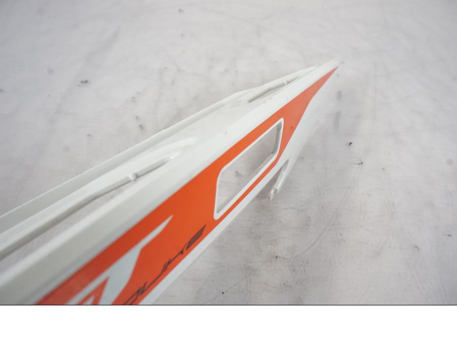 Snett uppifrån på Bakvinge från en KTM 1290 Super Duke -2019 motorcykel.