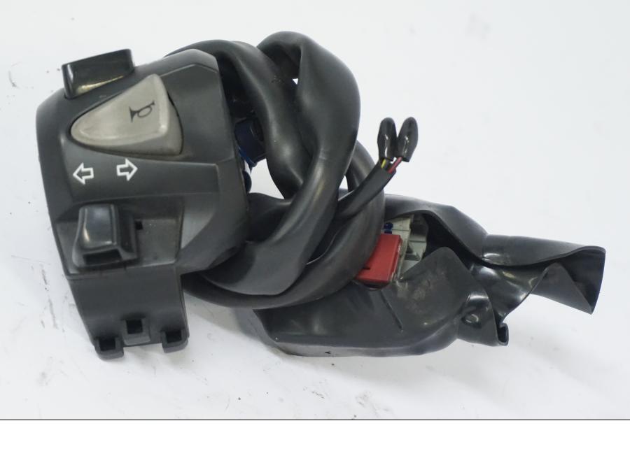 Framsidan på Styrelreglage från en Honda CB 500 X -2015 motorcykel.