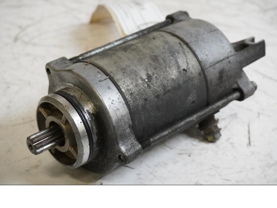 Framsidan på Startmotor från en Honda VFR 800 -2002 motorcykel.