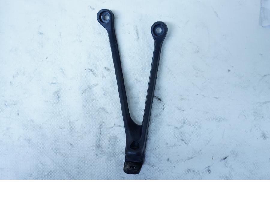 Framsidan på Fotpinnefäste från en BMW S 1000 R -2014 motorcykel.