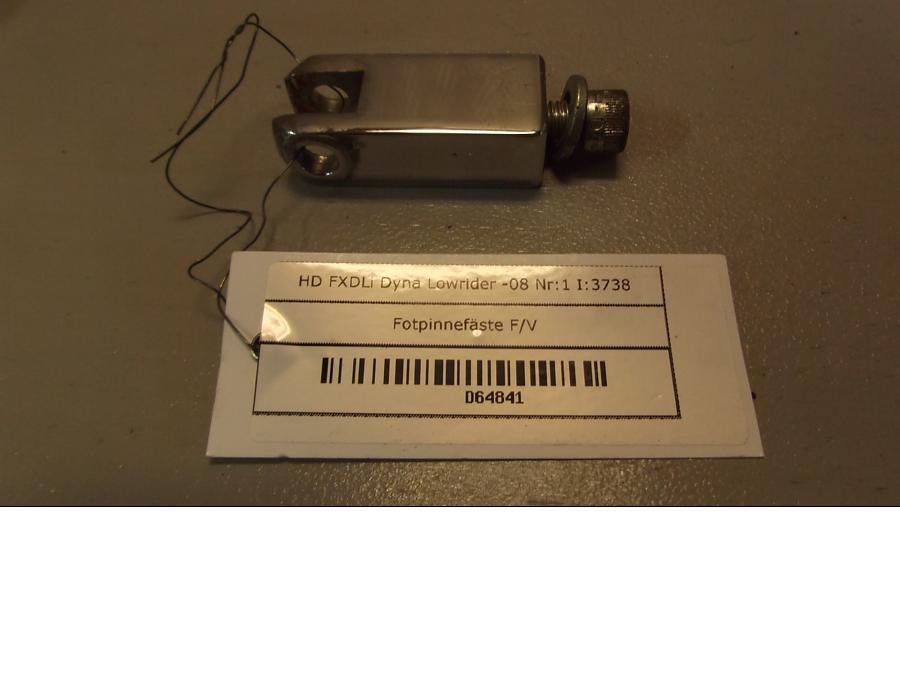 Framsidan på Fotpinnefäste från en H-D Dyna Low Rider FXDL -2004 motorcykel.