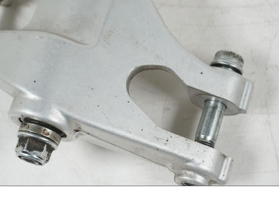 Baksidan på Stötdämparlänkage från en Ducati Streetfighter S -2011 motorcykel.