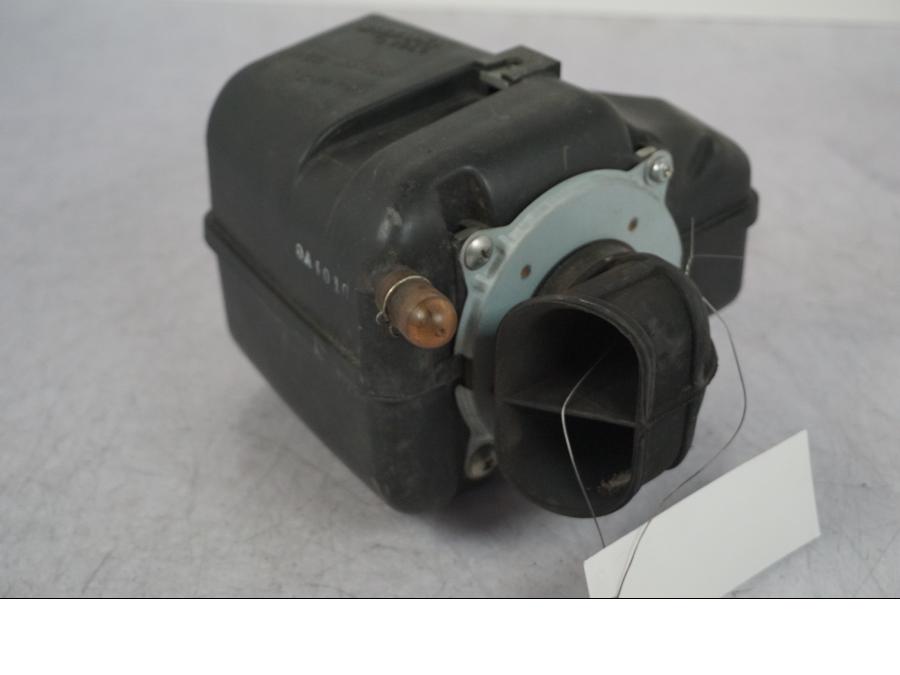 Vänster sida på Luftburk från en Suzuki VZ 800 -2000 motorcykel.