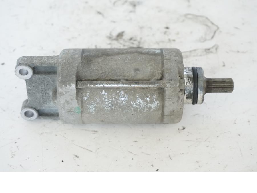 Höger sida på Startmotor från en Honda SH 300 A -2011 scooter.